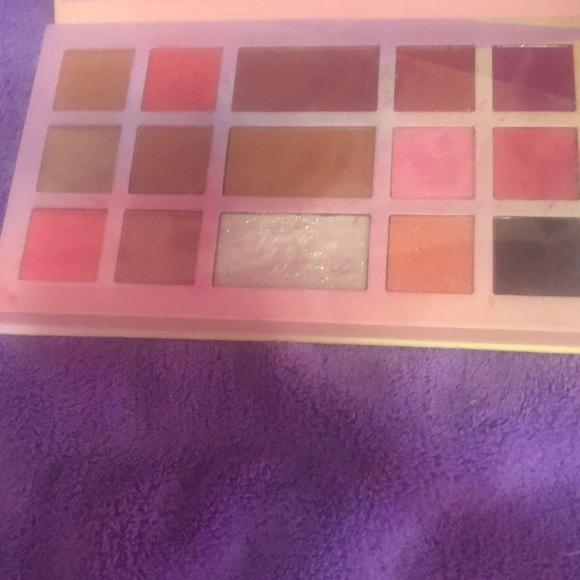 Make up palet. Only used the silver colour once - Picture 2 of 2